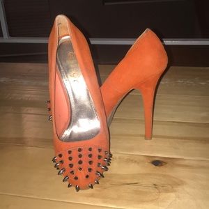 Spiked orange pumps